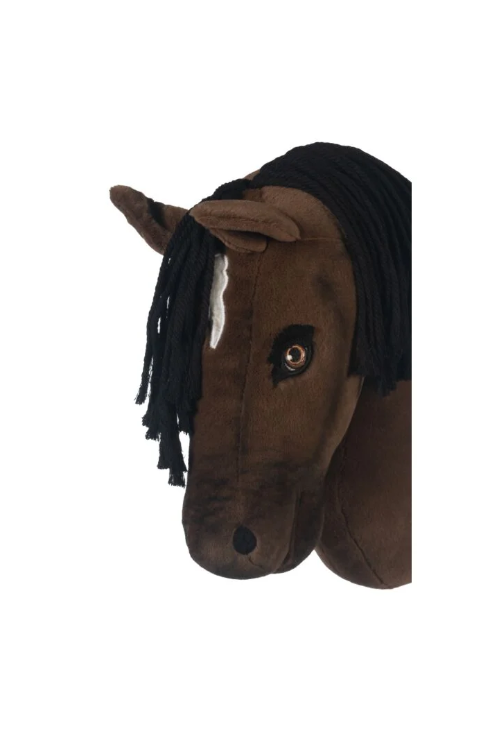 Kleines Pferd auf dem HKM Hobby Horse Avalon Stick