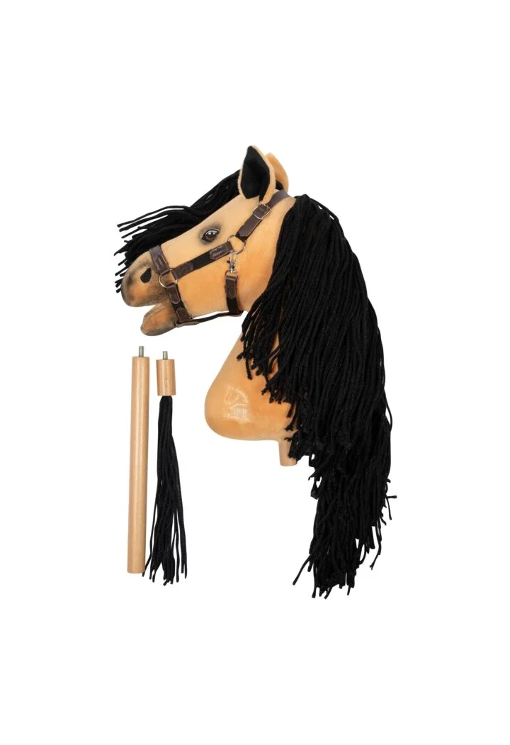 Kleines Pferd auf dem HKM Hobby Horse Premium Stick