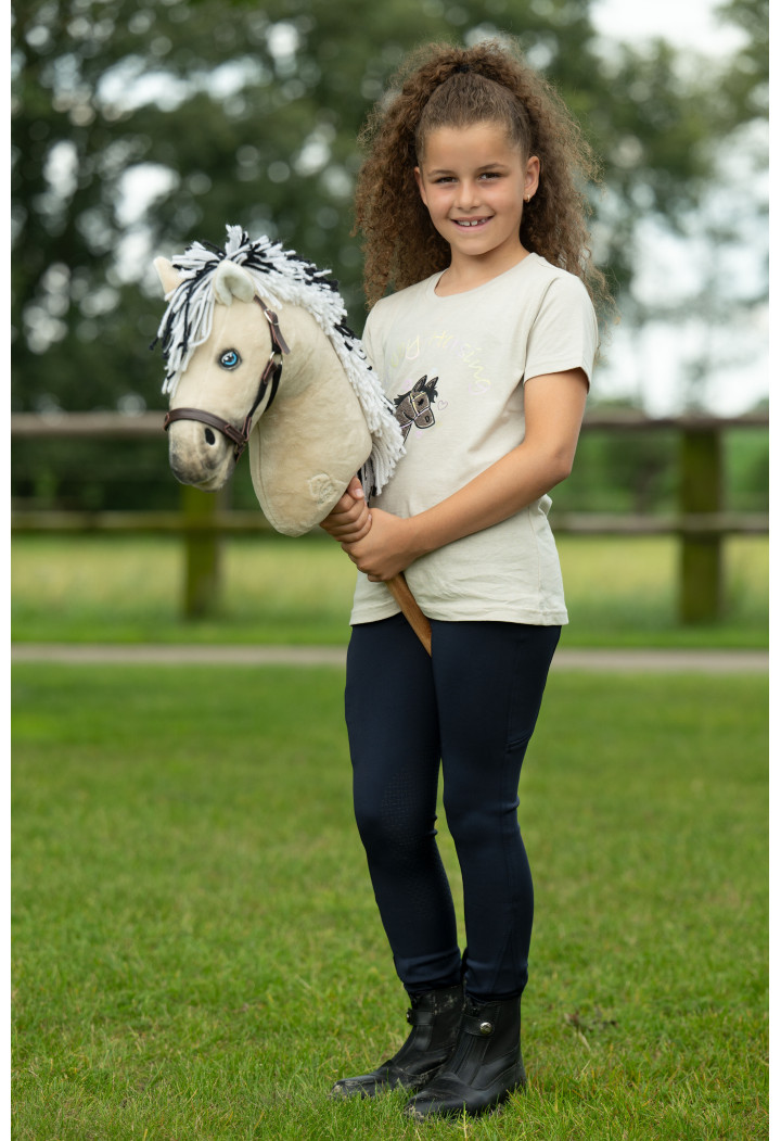 Kleines Pferd auf dem HKM Hobby Horse Premium Stick